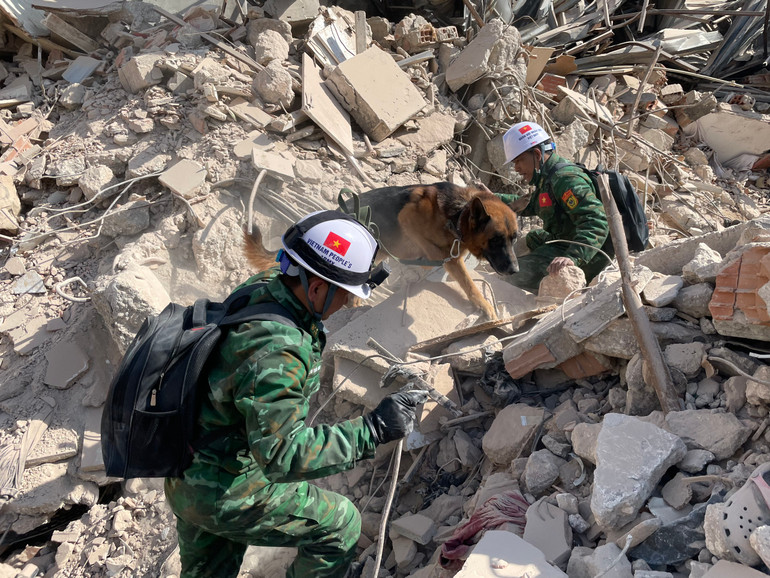 Quân đội nhân dân Việt Nam tham gia cứu hộ, cứu nạn, khắc phục hậu quả động đất tại Thổ Nhĩ Kỳ. Ảnh: VĂN HIẾU Quân đội nhân dân Việt Nam tham gia cứu hộ, cứu nạn, khắc phục hậu quả động đất tại Thổ Nhĩ Kỳ. Ảnh: VĂN HIẾU