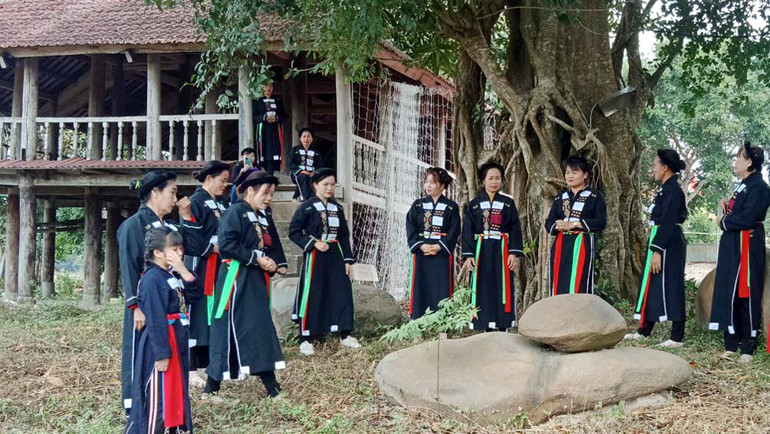 Người Cao Lan, xã Xuân Lương luyện tập văn nghệ để giao lưu với du khách, phát triển du lịch và xây dựng nông thôn mới.