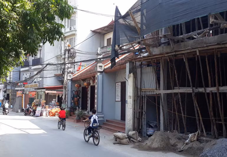 Một di tích bị "chen lấn" ở Xuân Đỉnh (quận Bắc Từ Liêm, Hà Nội).