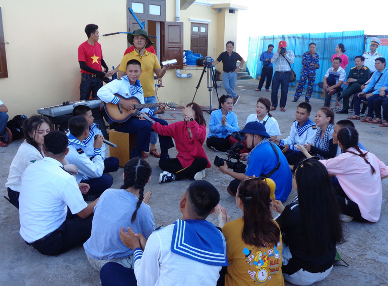 Quân dân huyện đảo Trường Sa giao lưu văn nghệ. Ảnh: LÊ NGUYÊN PHONG Quân dân huyện đảo Trường Sa giao lưu văn nghệ. Ảnh: LÊ NGUYÊN PHONG