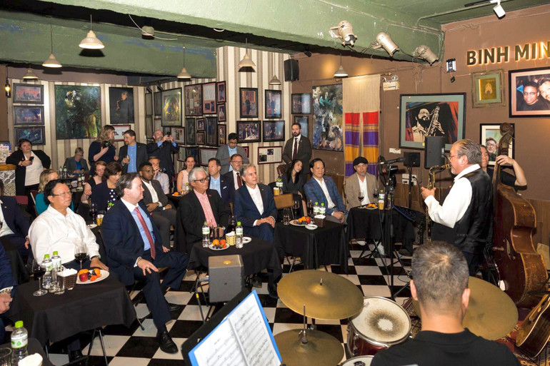 Bộ trưởng Ngoại giao Hoa Kỳ Antony Blinken (hàng thứ nhất, thứ tư, từ trái sang) đã chọn thưởng thức Jazz Hà Nội nhân chuyến thăm Việt Nam, tháng 4/2023. Nguồn: Bình Minh Jazz Club