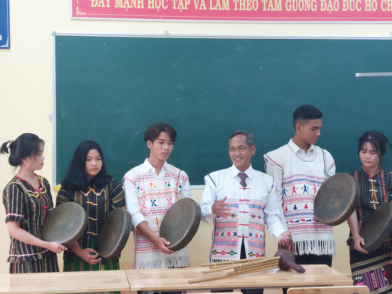 Tiết học đặc biệt-nghệ nhân K’Trời đến lớp trao truyền văn hóa cho các cháu học sinh.