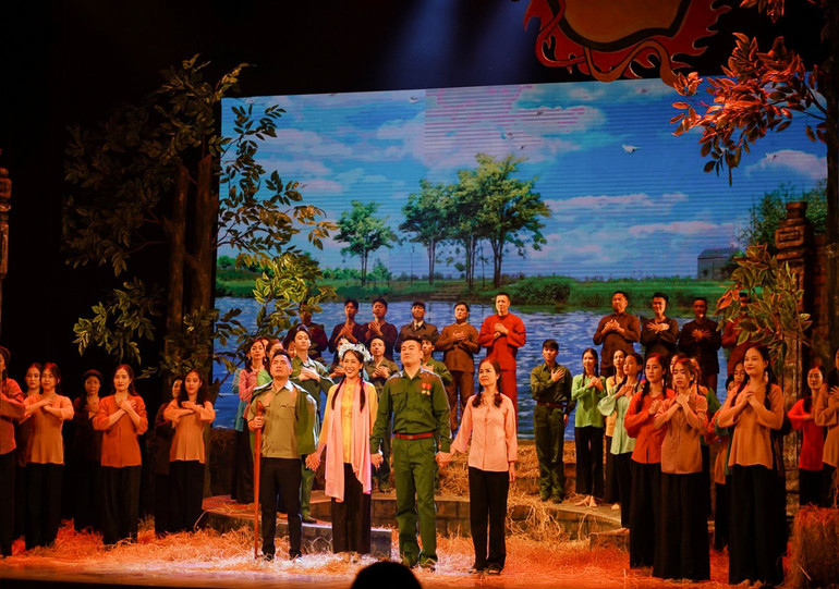 Cảnh trong vở opera Bài ca tình yêu. Ảnh: NVCC