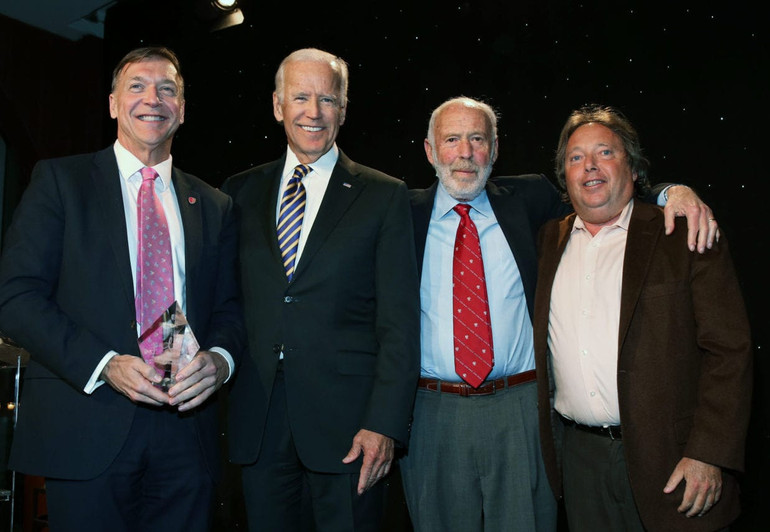 Tổng thống Mỹ Joe Biden và Jim Simons (thứ hai và thứ ba, từ trái sang) tham dự buổi lễ tại Đại học Stony Brook. Tổng thống Mỹ Joe Biden và Jim Simons (thứ hai và thứ ba, từ trái sang) tham dự buổi lễ tại Đại học Stony Brook.