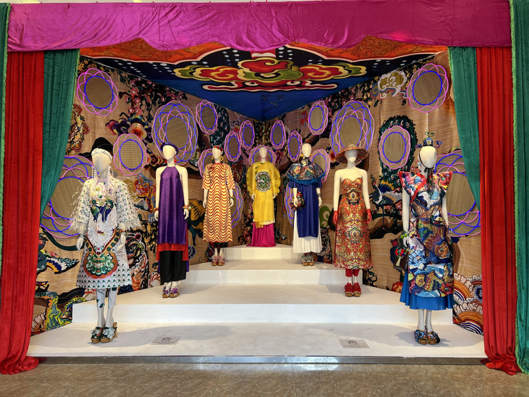 Một gian trưng bày tại triển lãm Mộng bình thường. Ảnh: Thu An