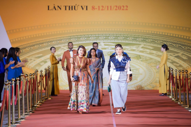 Các nhà làm phim quốc tế trên thảm đỏ Lễ bế mạc và trao giải của HANIFF lần thứ 6. Nguồn: haniff.vn