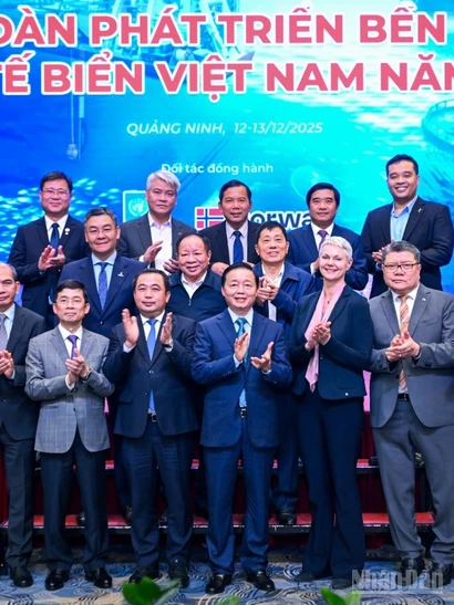 Các đại biểu tham dự diễn đàn chụp ảnh lưu niệm.