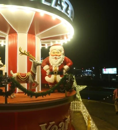 Không khí Giáng sinh tại trung tâm mua sắm ở Yangon, Myanmar.