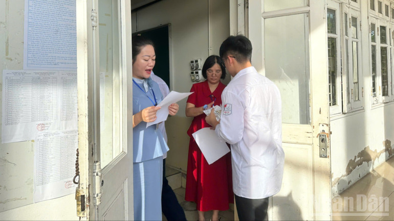 Cán bộ coi thi làm thủ tục gọi thí sinh vào phòng thi, kiểm tra thẻ dự thi. ndo_br_z6660303157363-4b4de8ac93a517576bc702164f5fe34a-8492.jpg