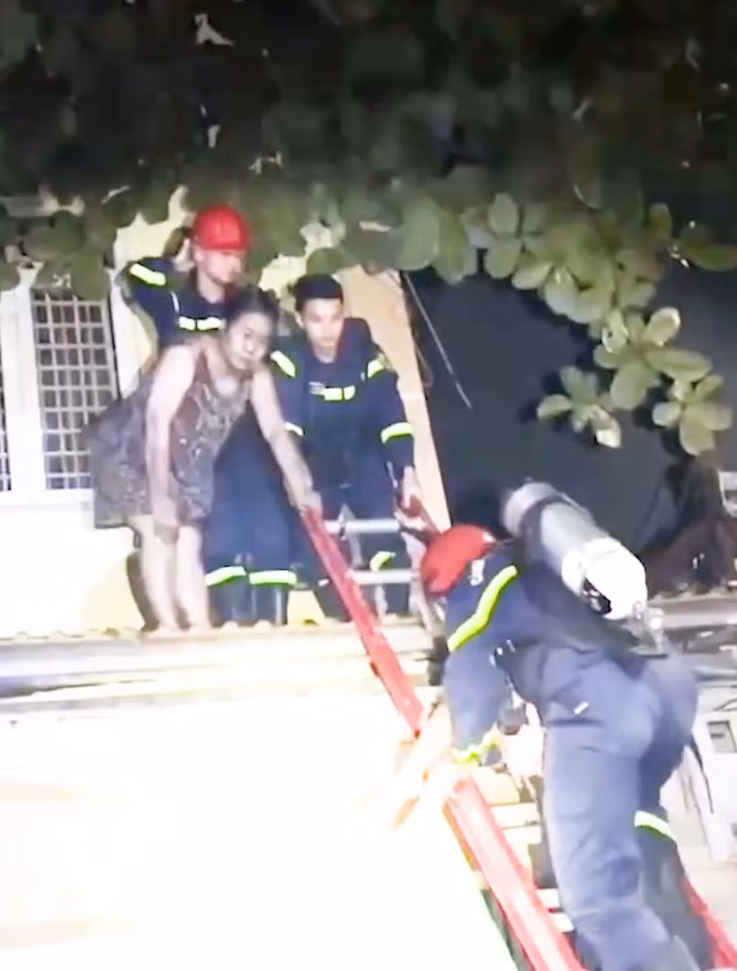 [Video] Kịp thời giải cứu 3 người mắc kẹt trong vụ cháy nhà tại Thanh Hóa