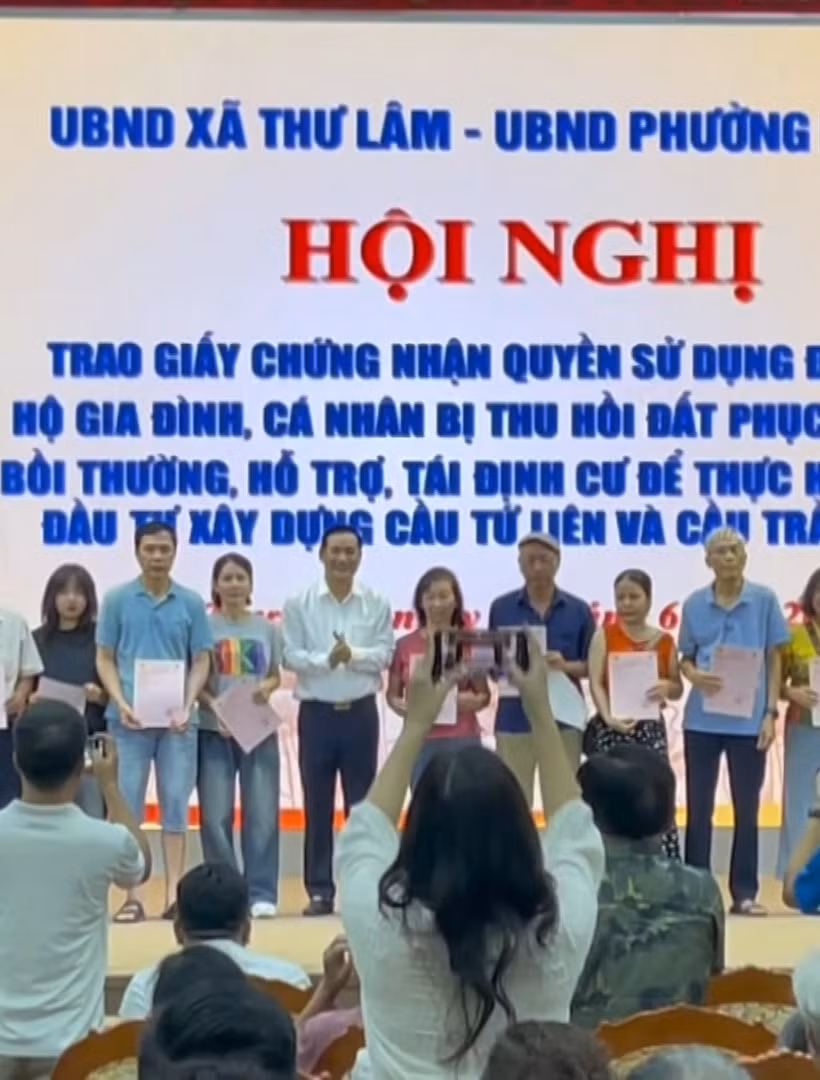 [Video] Người dân Hà Nội giao đất xây cầu nhận “sổ đỏ” tái định cư