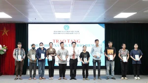 Trao tặng sổ bảo hiểm xã hội, thẻ bảo hiểm y tế cho người dân có hoàn cảnh khó khăn tại Hà Nội. (Ảnh minh họa VSS)