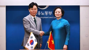Bộ trưởng Nội vụ Việt Nam Phạm Thị Thanh Trà và Bộ trưởng Việc làm và Lao động Hàn Quốc Kim Young Hoon. (Ảnh: Moha)