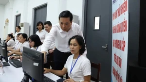Lãnh đạo phường Yên Hòa mới, Hà Nội, kiểm tra công tác vận hành thử nghiệm mô hình chính quyền hai cấp. (Ảnh minh họa QUỐC TOẢN)