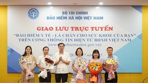 Phó Giám đốc Bảo hiểm xã hội Việt Nam Đào Việt Ánh tặng hoa khách mời, chuyên gia dự chương trình. (Ảnh VSS)