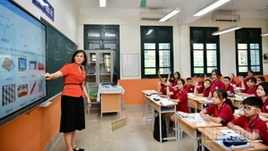 Giờ học của học sinh Trường trung học cơ sở Minh Khai (Bạch Mai, Hà Nội). Ảnh THẾ ĐẠI