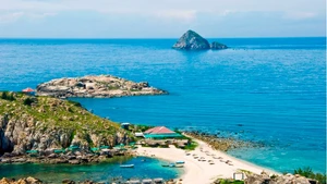 Đảo yến Hòn Nội và Hòn Ngoại do Công ty Yến sào Khánh Hòa quản lý, khai thác. (Ảnh: PHONG NGUYÊN) 