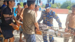 Đưa ngư dân Phạm Văn Minh vào Bệnh xá đảo Sinh Tồn cấp cứu. (Ảnh: CTV HQ) 