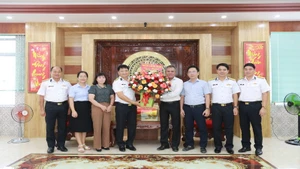 Thượng tá Bùi Xuân Bình, Bí thư Đảng ủy, Chính ủy Vùng 4 thăm, làm việc với Tỉnh ủy, ủy ban nhân dân tỉnh Khánh Hòa. (Ảnh: CTV HQ) 