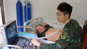 Quân y đảo Trường Sa chăm sóc bệnh nhân. (Ảnh: CTV HQ) 