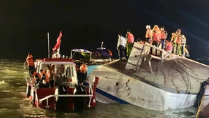 [Ảnh] Nỗ lực tìm kiếm các nạn nhân trong vụ lật tàu du lịch tại Quảng Ninh