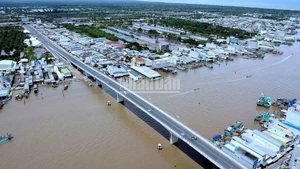 Trục tuyến đông-tây, đoạn cầu bắc qua sông Ông Đốc tại miền biển thị trấn Sông Đốc, huyện Trần Văn Thời, tỉnh Cà Mau.