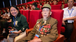 Thương binh Nguyễn Văn Tích, 96 tuổi, nguyên Trung đoàn trưởng E263 Phòng không không quân, đã tham gia 3 cuộc kháng chiến chống Pháp, chống Mỹ và chiến tranh biên giới.
