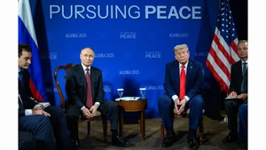 Tổng thống Mỹ Donald Trump (phải) và Tổng thống Nga Vladimir Putin tại cuộc gặp ở Alaska. (Ảnh: Fanpape Nhà trắng)