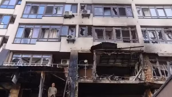 Một tòa nhà bị hư hỏng tại quận Shevchenkivskyi ở Thủ đô Kiev, Ukraine ngày 21/7/2025. (Ảnh: THX/TTXVN) 