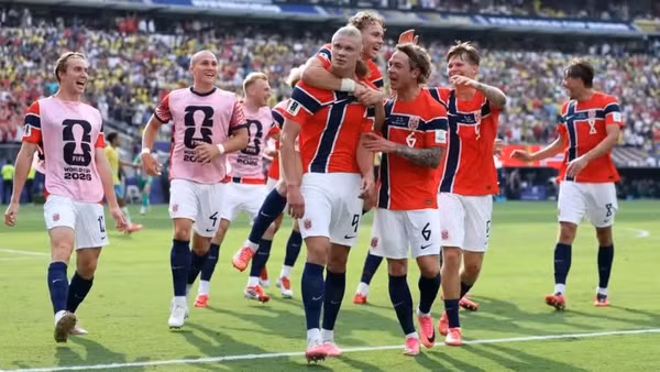 Erling Haaland cùng các đồng đội tạo cột mốc lịch sử cho bóng đá Na Uy. (Ảnh: FIFA) 