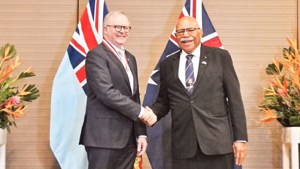 Hai Thủ tướng Australia và Fiji tại lễ ký thỏa thuận liên minh. (Ảnh: THE GUARDIAN)