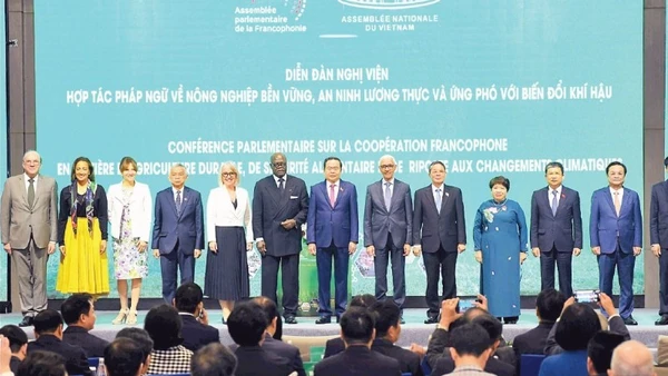 Chủ tịch Quốc hội Trần Thanh Mẫn cùng các Trưởng đoàn và đại biểu quốc tế tại khai mạc Diễn đàn Nghị viện Hợp tác Pháp ngữ về nông nghiệp bền vững, an ninh lương thực và ứng phó với biến đổi khí hậu. (Ảnh: ĐĂNG ANH)