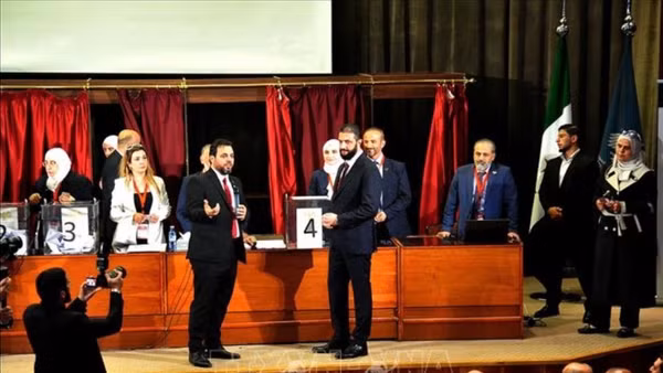 Tổng thống Syria Ahmed al-Sharaa (phải, phía trước) bỏ phiếu bầu cơ quan lập pháp mới ở thủ đô Damascus. (Ảnh: THX/TTXVN phát)