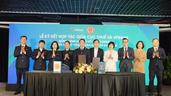 Lễ ký kết tổ chức đồng thời tại Hà Nội và Thành phố Hồ Chí Minh, kết nối tới điểm cầu VPBank tại 32 tỉnh, thành phố.