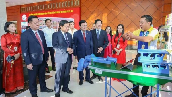 Lãnh đạo Trung ương và tỉnh Tây Ninh xem công nghệ tham gia triển lãm tại một sự kiện Đại hội Đảng bộ tỉnh Tây Ninh lần thứ nhất, nhiệm kỳ 2025-2030.
