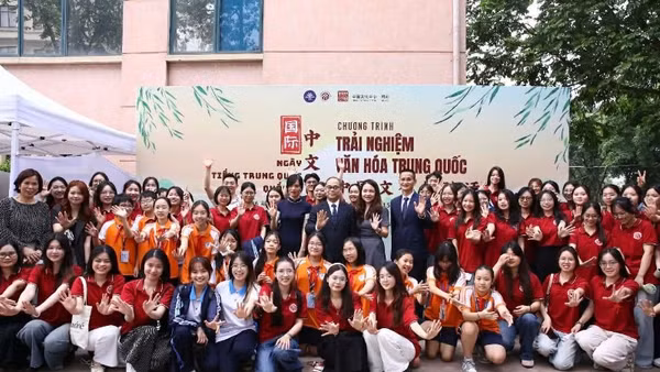 Chương trình trải nghiệm văn hóa Trung Quốc thu hút đông đảo giảng viên, sinh viên tham gia. 