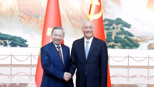 Tổng Bí thư, Chủ tịch nước Tô Lâm và đồng chí Thái Kỳ, Ủy viên Ban Thường vụ Bộ Chính trị, Bí thư Ban Bí thư Trung ương Đảng Cộng sản Trung Quốc. (Ảnh: THỐNG NHẤT/TTXVN) 