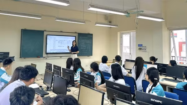 Giờ học của học sinh Trường trung học phổ thông chuyên Lương Văn Tụy (tỉnh Ninh Bình).