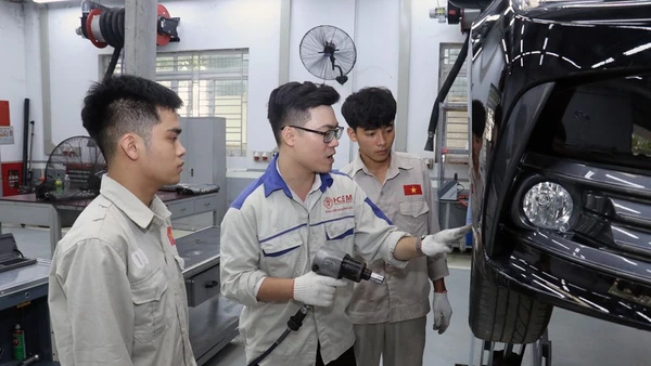 Trường cao đẳng Cơ điện Hà Nội kiểm tra tay nghề của người lao động trước khi sang làm việc tại Nhật Bản. (Ảnh: MINH THẮNG) 