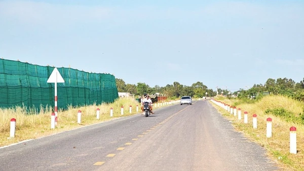 Tuyến đường trục phát triển kinh tế đông-tây cùng các công trình hạ tầng trọng điểm khác sẽ là nền tảng để thành phố Cần Thơ vươn lên. (Ảnh: TRƯỜNG XUÂN và THANH TÂM)