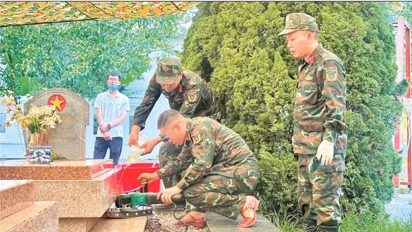 Cán bộ, chiến sĩ Bộ Chỉ huy quân sự tỉnh Điện Biên lấy mẫu trên từng phần mộ tại nghĩa trang liệt sĩ Him Lam.