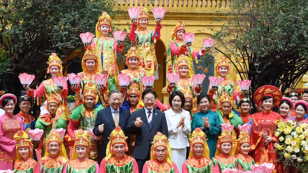Tổng Bí thư, Chủ tịch nước Tô Lâm và Phu nhân Ngô Phương Ly cùng Tổng thống Hàn Quốc Lee Jae Myung và Phu nhân Kim Hye Kyung với các nghệ sĩ tham dự Chương trình hữu nghị đặc biệt. 