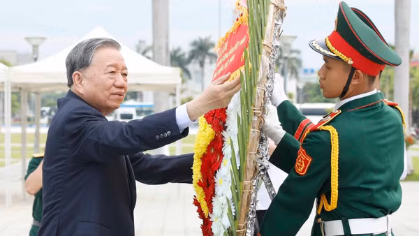 Nhân kỷ niệm 51 năm Ngày giải phóng miền nam, thống nhất đất nước (30/4/1975-30/4/2026), sáng 25/4, Tổng Bí thư, Chủ tịch nước Tô Lâm, Bí thư Quân ủy Trung ương cùng Đoàn công tác của Trung ương dâng hoa, dâng hương tưởng niệm các Anh hùng liệt sĩ tại Đài tưởng niệm thành phố Đà Nẵng. (Ảnh: Thống Nhất-TTXVN)