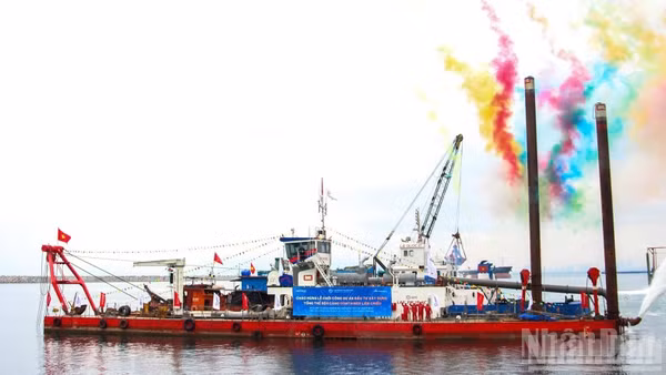 Tàu thực hiện nghi thức khởi công trên biển.