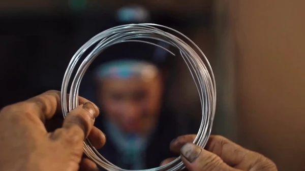 Bạc được kéo thành sợi, nguyên liệu thô cho các công đoạn chế tác vòng cổ, vòng tay và xà tích.