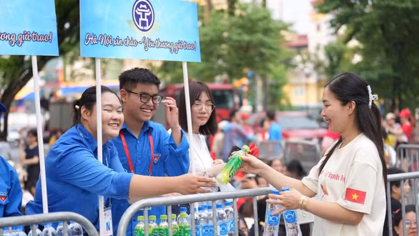 Thanh niên phường Hoàn Kiếm tặng quà người dân về Hà Nội xem diễu binh, diễu hành.