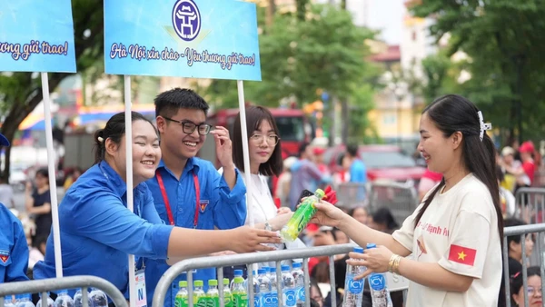 Thanh niên phường Hoàn Kiếm tặng quà người dân về Hà Nội xem diễu binh, diễu hành.