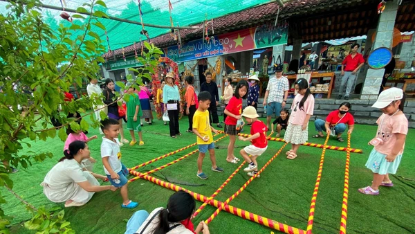 Người lớn và trẻ nhỏ háo hức trải nghiệm Phiên chợ vùng cao - Vui Tết Độc lập.