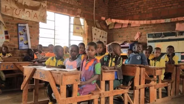 Học sinh học trong lớp học tại trường tiểu học và trung học cơ sở Tanda (GS Tanda) ở Rwanda. (Ảnh: Tân Hoa xã) 
