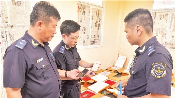 Một vụ buôn lậu điện thoại di động được lực lượng hải quan phát hiện, bắt giữ năm 2025. (Ảnh: Cục Hải quan Việt Nam)